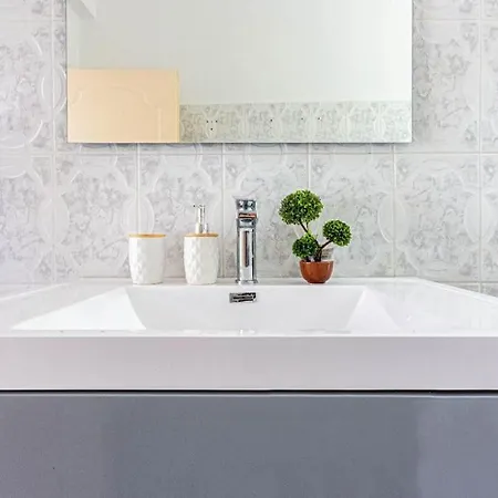 24 - & Access Himarë