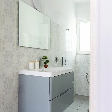 24 - & Access Apartment *